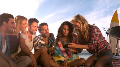 un grupo de amigos están tomando una foto