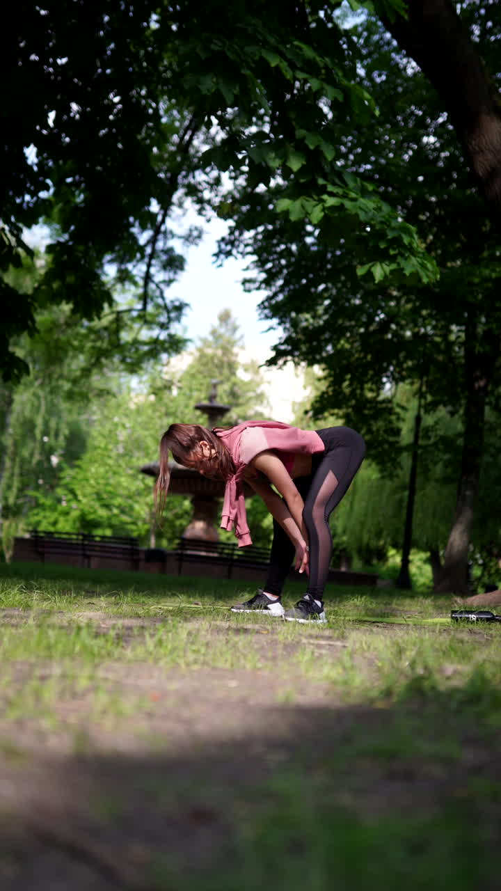mujer trabajando en un parque