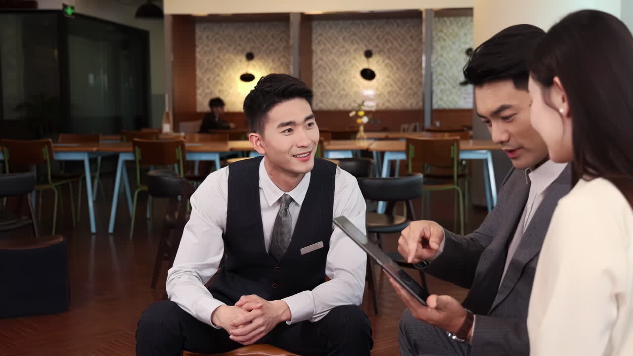 เพื่อนร่วมงานมืออาชีพทางธุรกิจกำลังสนทนาเรื่องงาน ประชุมกลยุทธ์องค์กร ผู้นำอธิบายแผนการเงินให้ทีมพนักงานที่นั่งอยู่ การนำเสนอหรือฝึกอบรมพนักงานที่ร้านกาแฟ