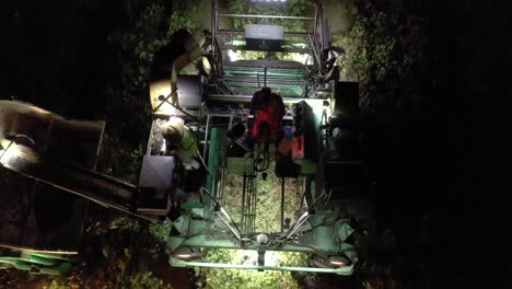 Una-Toma-Aérea-De-Una-Cosechadora-De-Uva-De-Vino