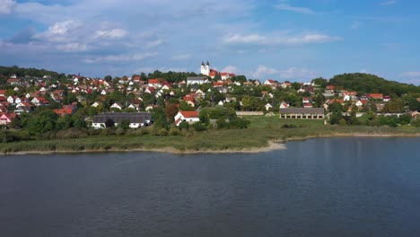 Hermosa-Iglesia-En-Verano-En-El-Lago-Balaton