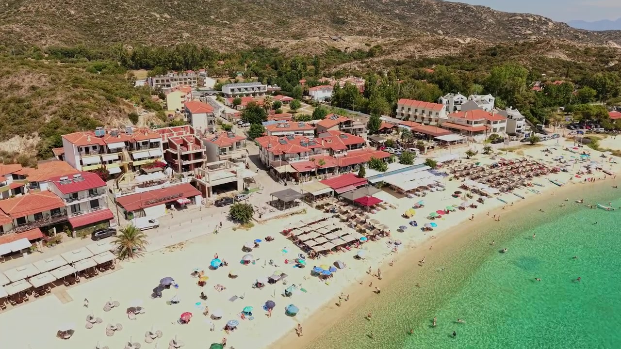 Vista da drone del villaggio di Kalamitsi, spiaggia ed edifici. Destinazione turistica a Calcidica, Grecia