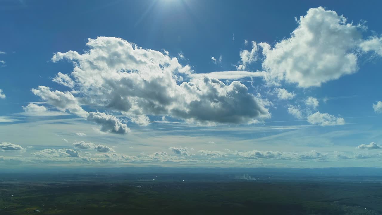 드론이 구름 위를 날아다니고 오후의 태양, 영화 배경에 완벽합니다.