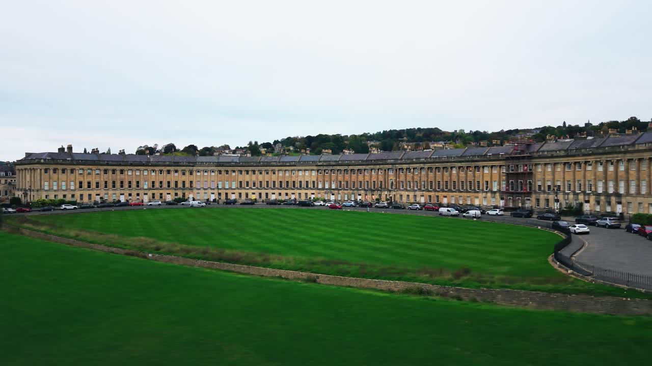 Veduta aerea con drone del Royal Crescent, famoso punto di riferimento dell'architettura georgiana a Bath, Somerset, Inghilterra, storica destinazione turistica britannica
