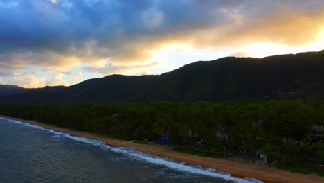 Olas-En-La-Hermosa-Cala-De-Palmeras-En-Cairns,-Australia-Al-Atardecer--antena