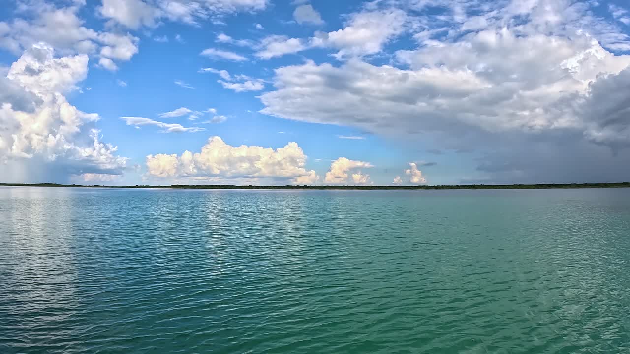 lapso de tiempo del idílico méxico océano pacífico - copia espacio en el cielo azul