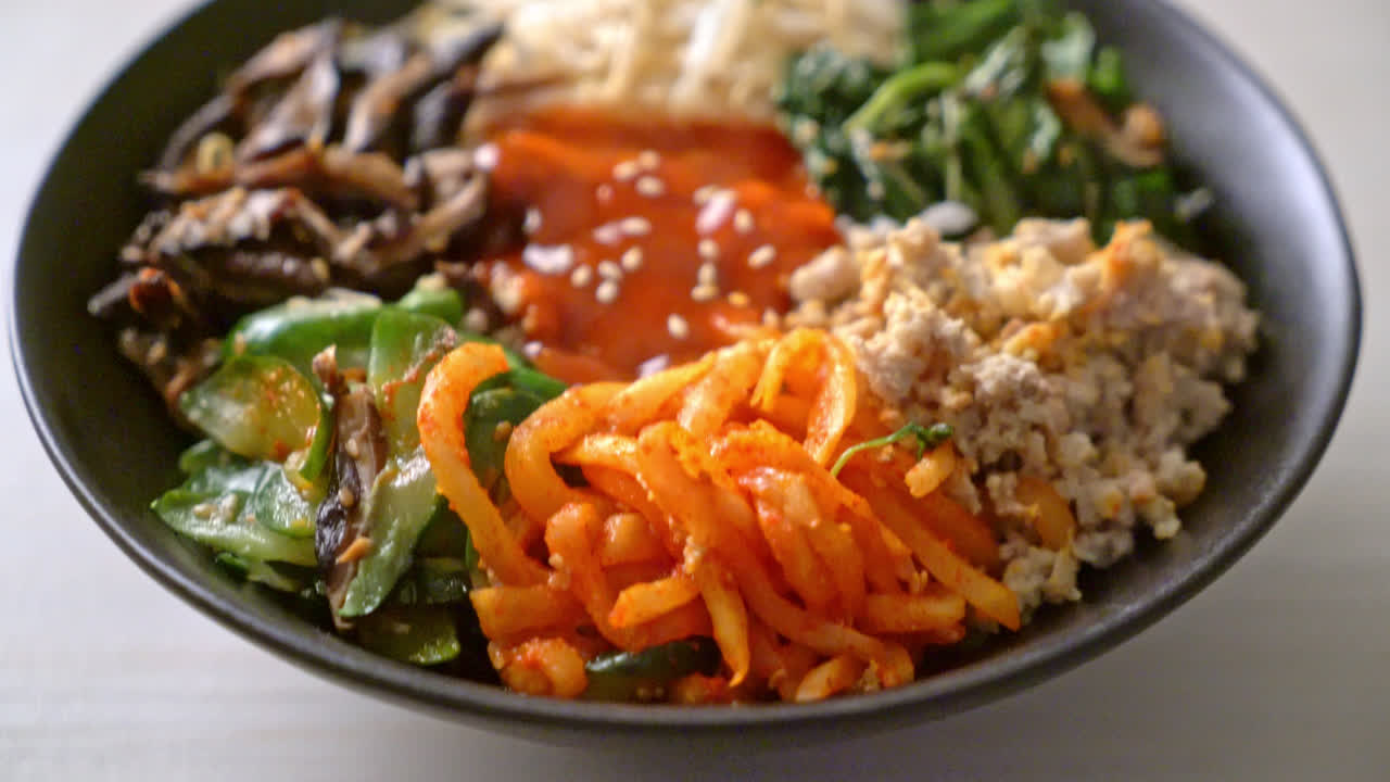 bibimbap, ensalada picante coreana con cuenco de arroz - comida tradicionalmente coreana