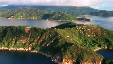 hermosa cheung chau exuberante montaña isla densa costa desierto antena derecha órbita a través de escena tranquila