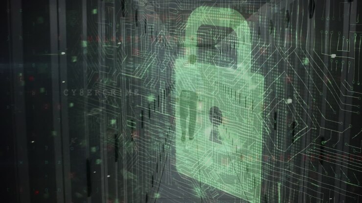 Animazione del simbolo del lucchetto, su una scheda madre, un uomo che cammina in una sala server e elaborazione dati