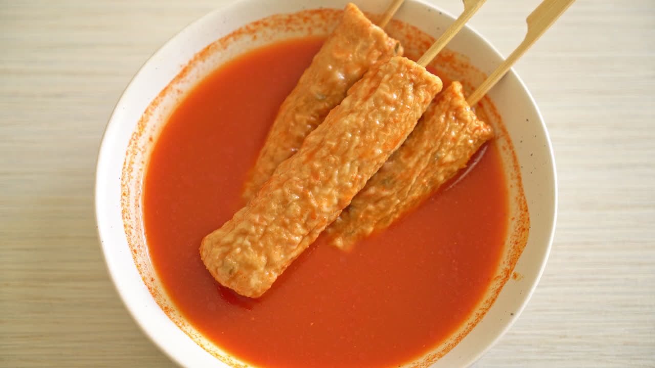 omuk - brocheta de pastel de pescado coreano en sopa picante coreana - estilo de comida callejera coreana