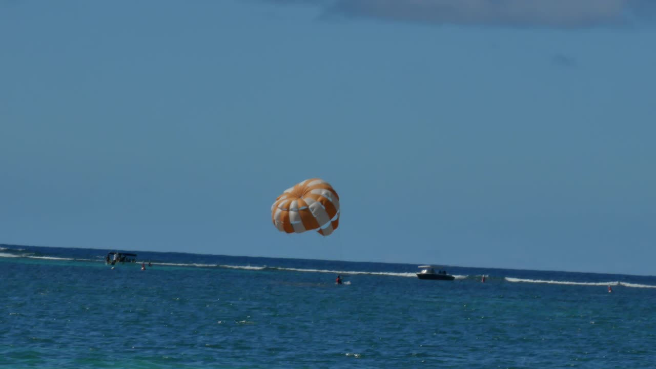 패러세일링을 연습하다 물에 닿았다가 다시 오르는 남자