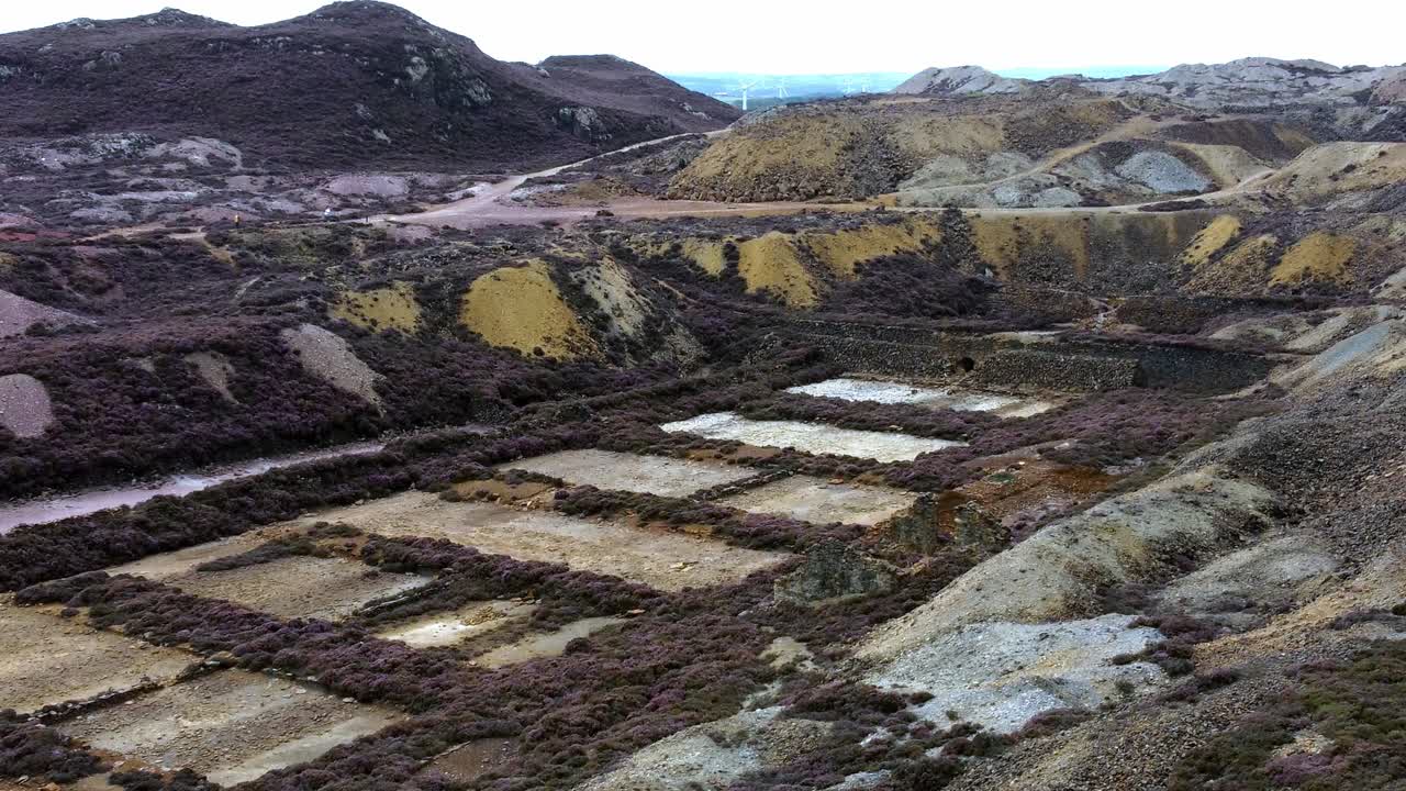 montaña parys abandonada histórica mina de cobre piedra roja industria minera paisaje vista aérea inclinar hacia arriba