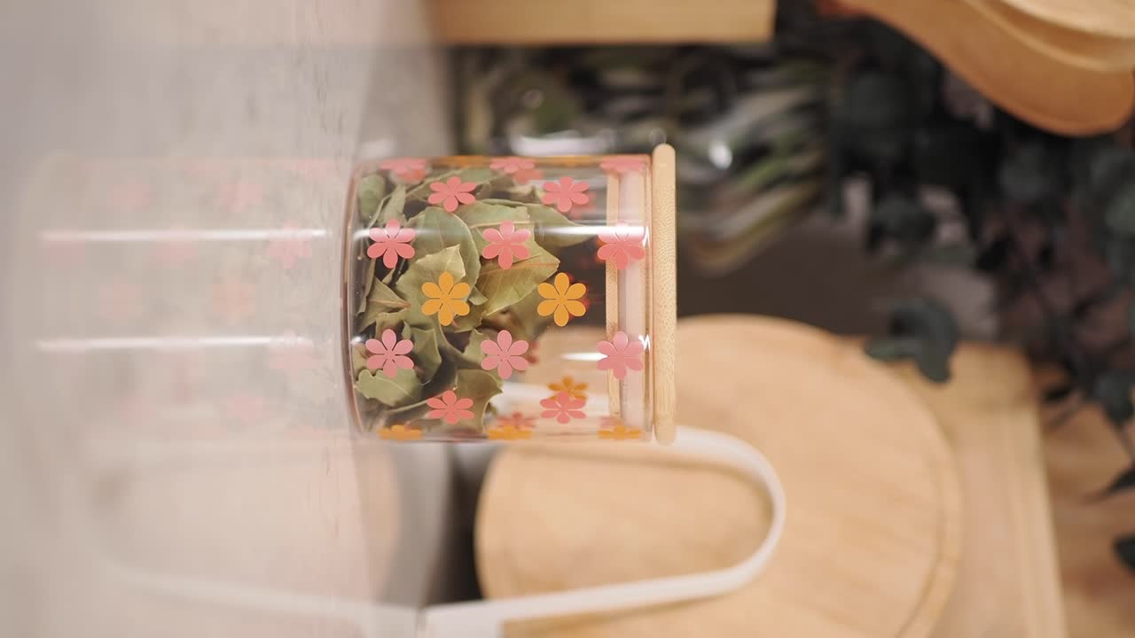 おしゃれなガラス瓶に入ったローリエ
