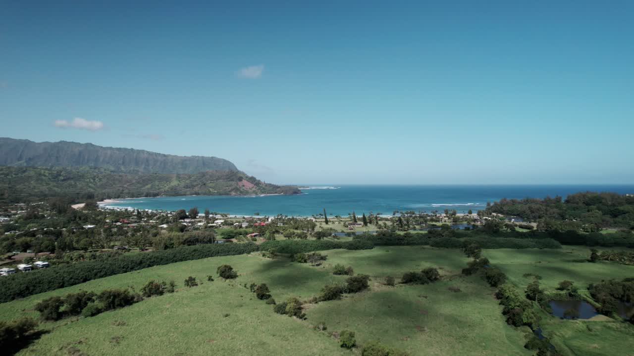 montañas y playas tropicales, bahía de hanalei y princeville, costa norte de kauai, panorama aéreo