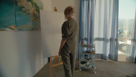 mujer artista pintando en su estudio