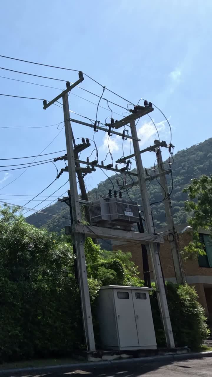 lapso de tiempo de las líneas eléctricas contra un telón de fondo natural.