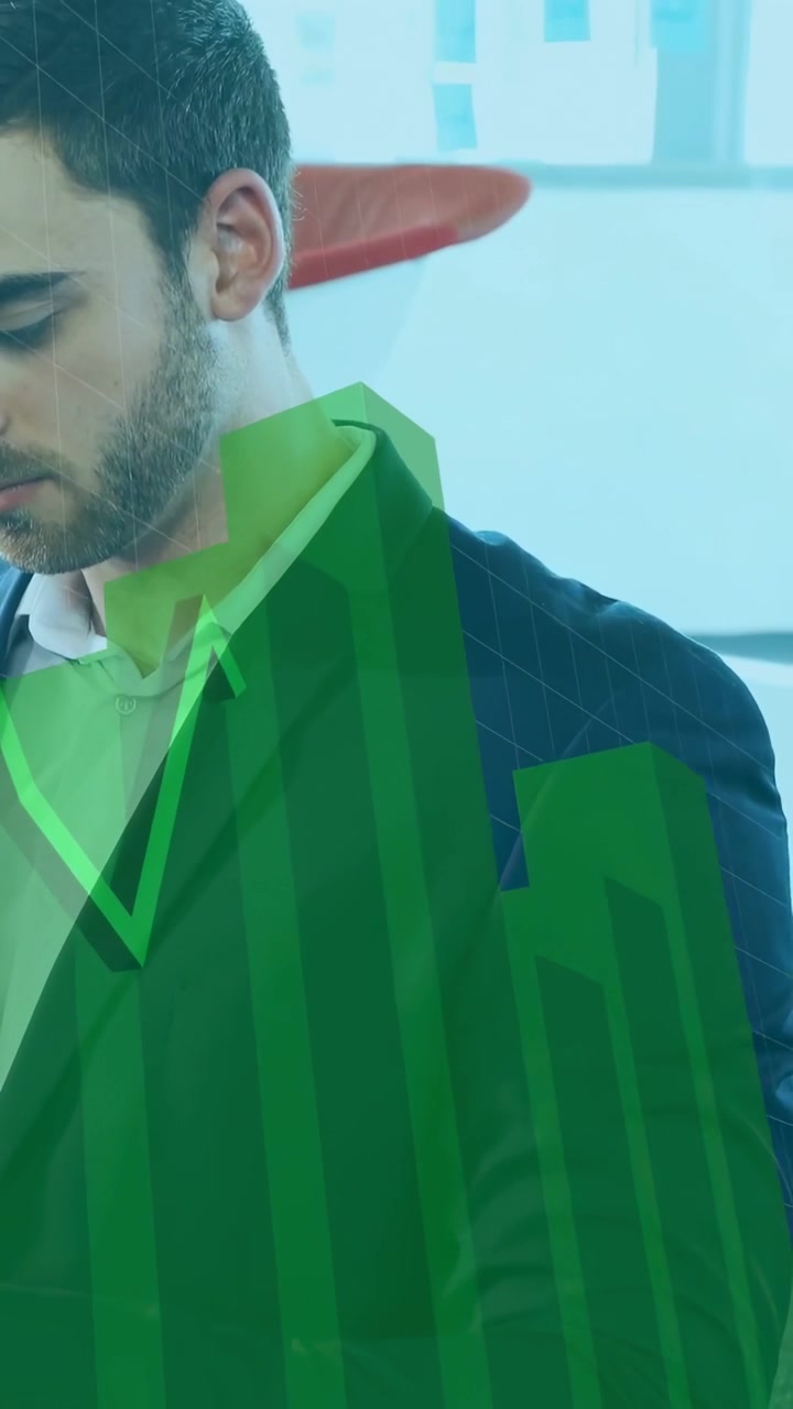 Video verticale: Uomo che si china verso un dispositivo che genera grafici finanziari verdi che coprono la giacca, con un'espressione decisa.