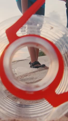 la gente colabora para limpiar la contaminación a lo largo de la playa costera