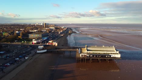 drone disparado cleethorpes playa de arena y muelle en la costa del norte de inglaterra