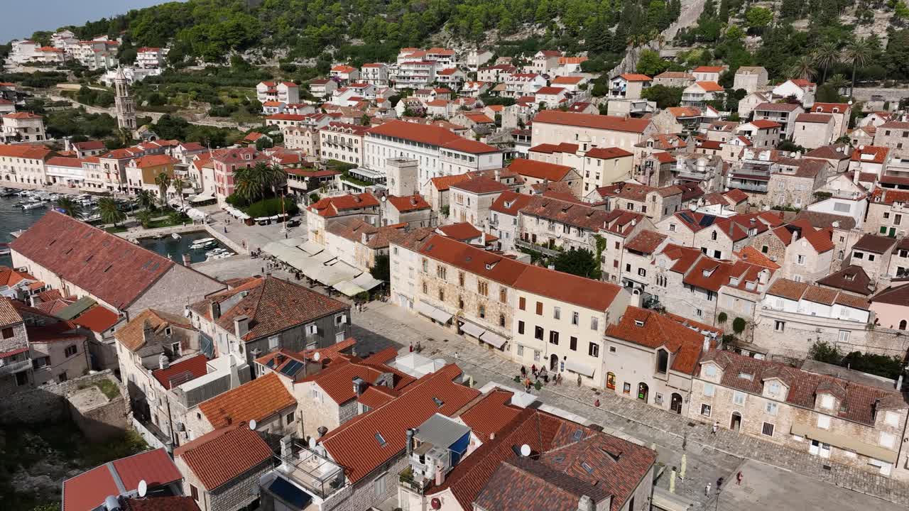 Hvar, località turistica sul Mare Adriatico in Croazia. Vista aerea con drone di case tradizionali in una valle costiera.