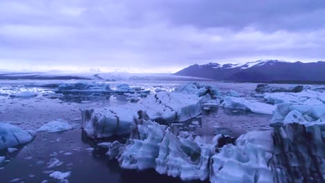 antena de drones sobre icebergs en una bahía glacial sugiere el calentamiento global en el ártico en la laguna glaciar jokulsarlon islandia noche 1