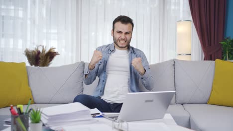 Portrait-of-victorious-freelance-businessman.