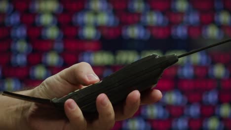 hombre con un teléfono celular de época