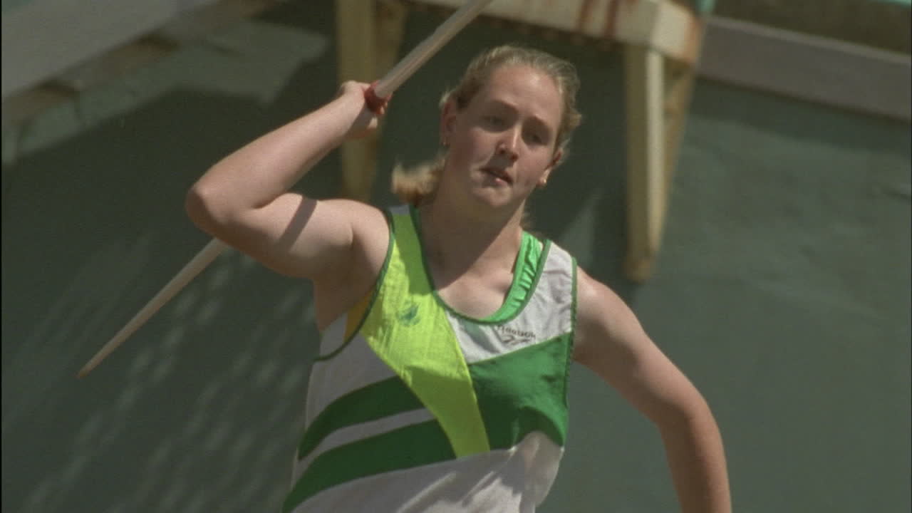 젊은 여자가 투창을 던진다