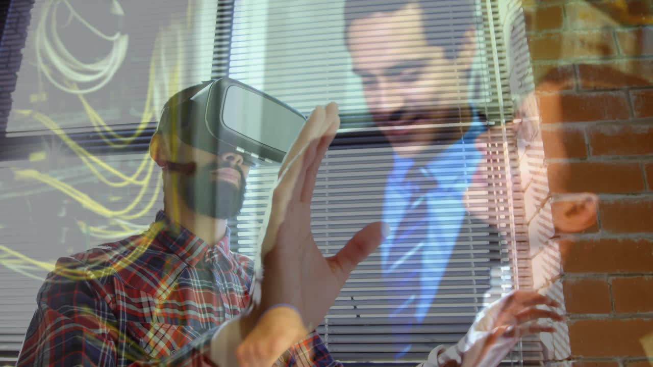 uso de auriculares de realidad virtual, persona que interactúa con contenido digital durante una reunión de negocios