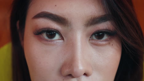 close-up portret van een vrouw met make-up