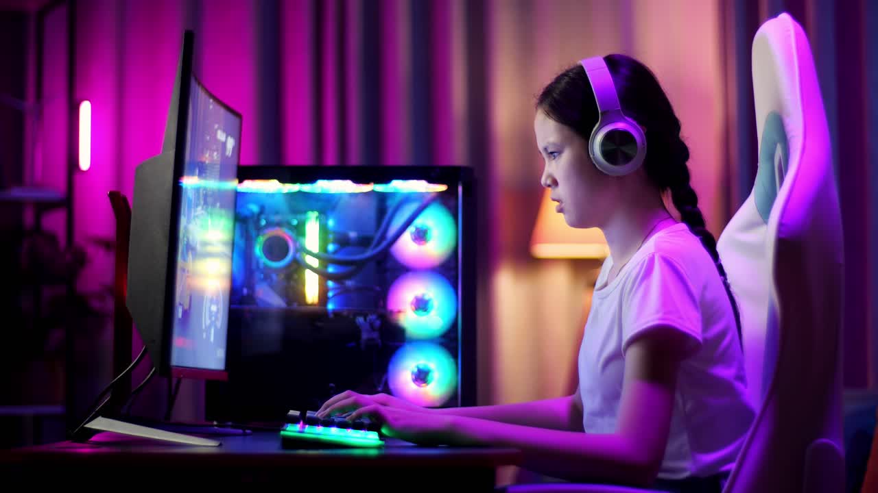 Giocatrice adolescente asiatica perde mentre gioca a un videogioco al computer.