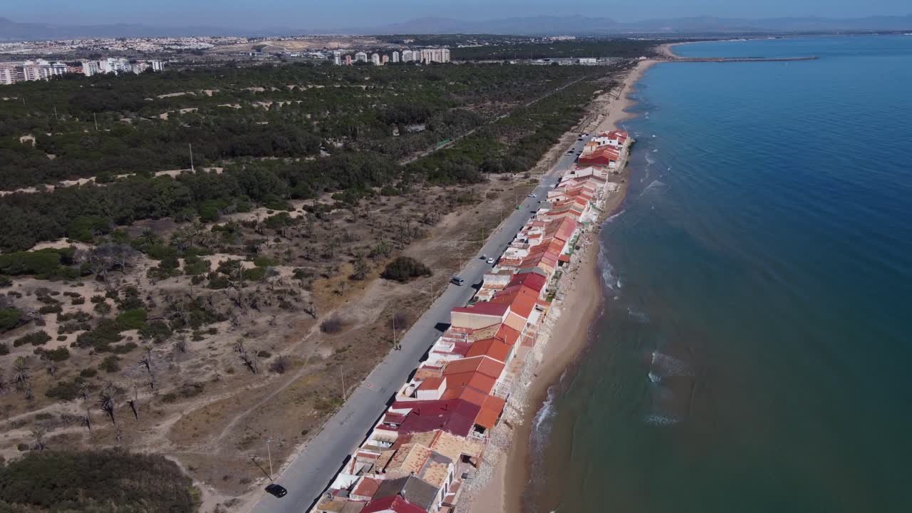 ascenso aéreo sobre las casas en la playa