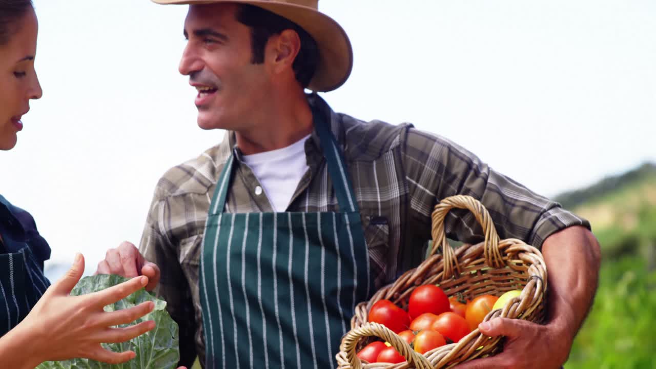 pareja feliz interactuando entre sí en el campo