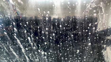 lavado automático de autos, vista desde el interior del auto