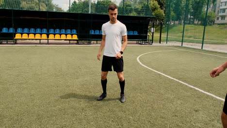 groupe de jeunes joueurs de football s'entraînant et se passant le ballon sur un terrain de football de rue par une journée ensoleillée 3