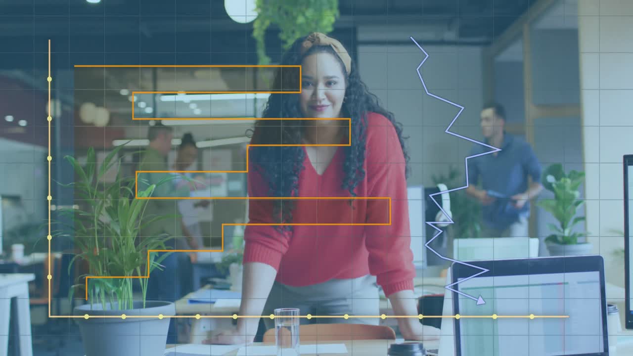 animación del procesamiento de datos financieros sobre una mujer de negocios biracial que trabaja en la oficina.