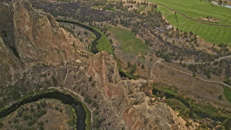 Terrebonne-Oregon-Luftaufnahme-V53-Vogelperspektive-Drohnenüberflug-Smith-Rock-State-Park,-Crooked-River-Und-Asterisk-Pass,-Aufnahme-Einer-Wunderschönen-Landschaft-Mit-Einzigartiger-Landform-–-Aufgenommen-Mit-Mavic-3-Cine-–-August-2022
