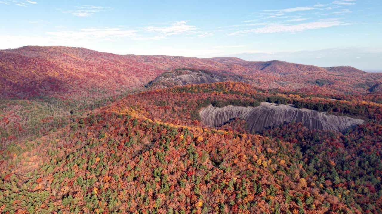 돌산 NC로 밀어 넣는 항공 뷰, 멀리 노스캐롤라이나가 보여요
