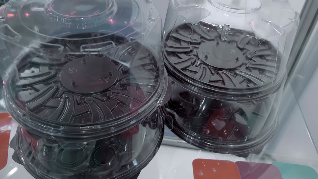 envases de plástico nuevos transparentes, con fondo de color marrón para el embalaje de cace