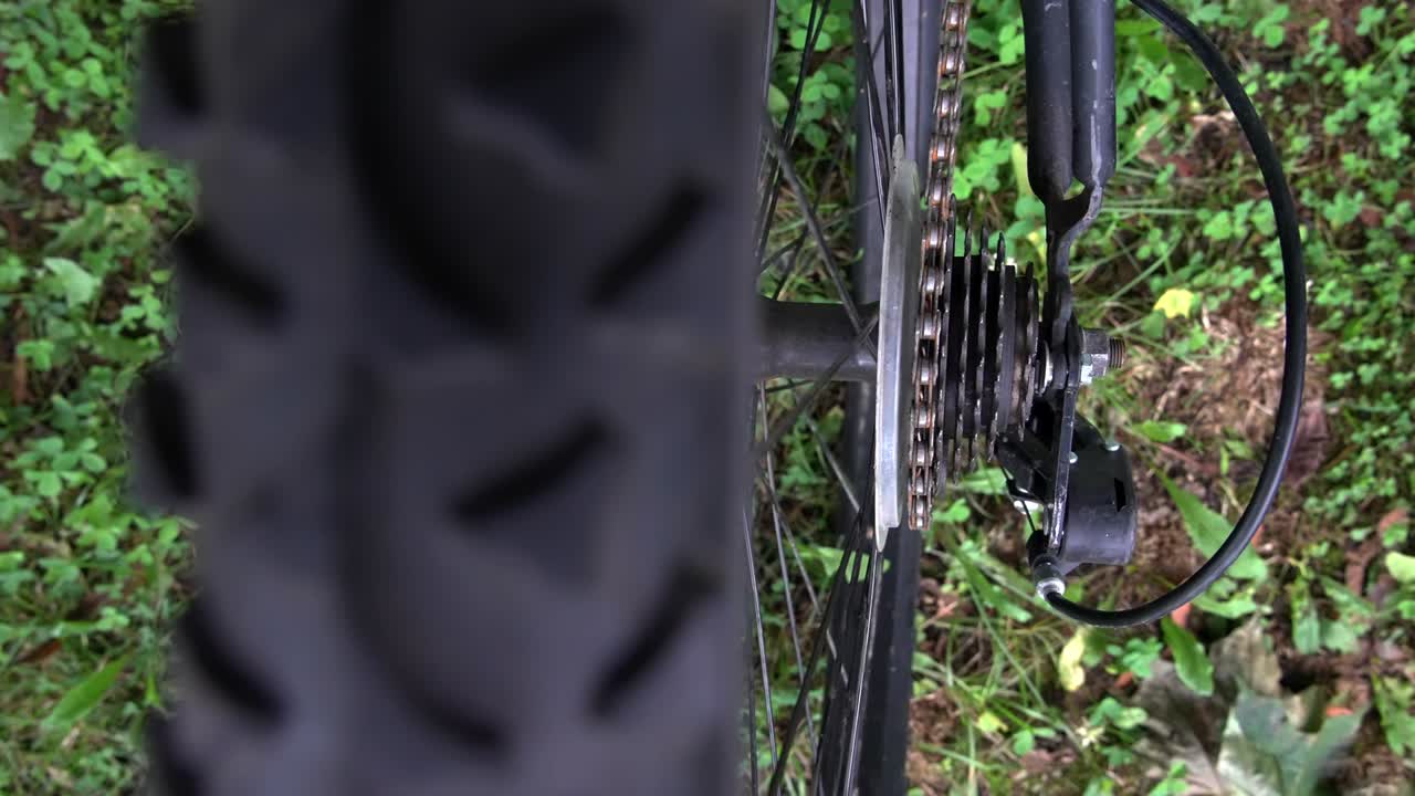 Camera motion over rear bike wheel from top