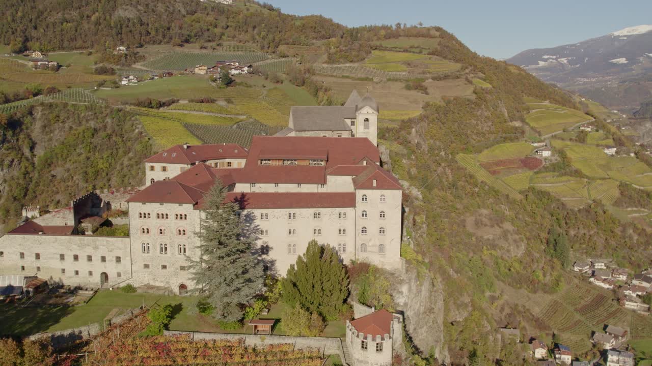 Ảnh chụp từ trên cao Monastero di Sabiona với dãy Dolomites phủ tuyết vào mùa thu, Ý