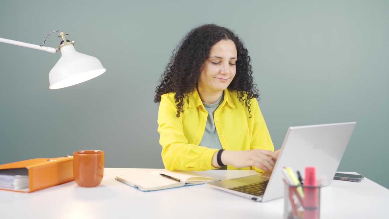 mujer joven haciendo dinero firmando con sus manos.