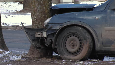 el coche patinó y se estrelló contra un árbol