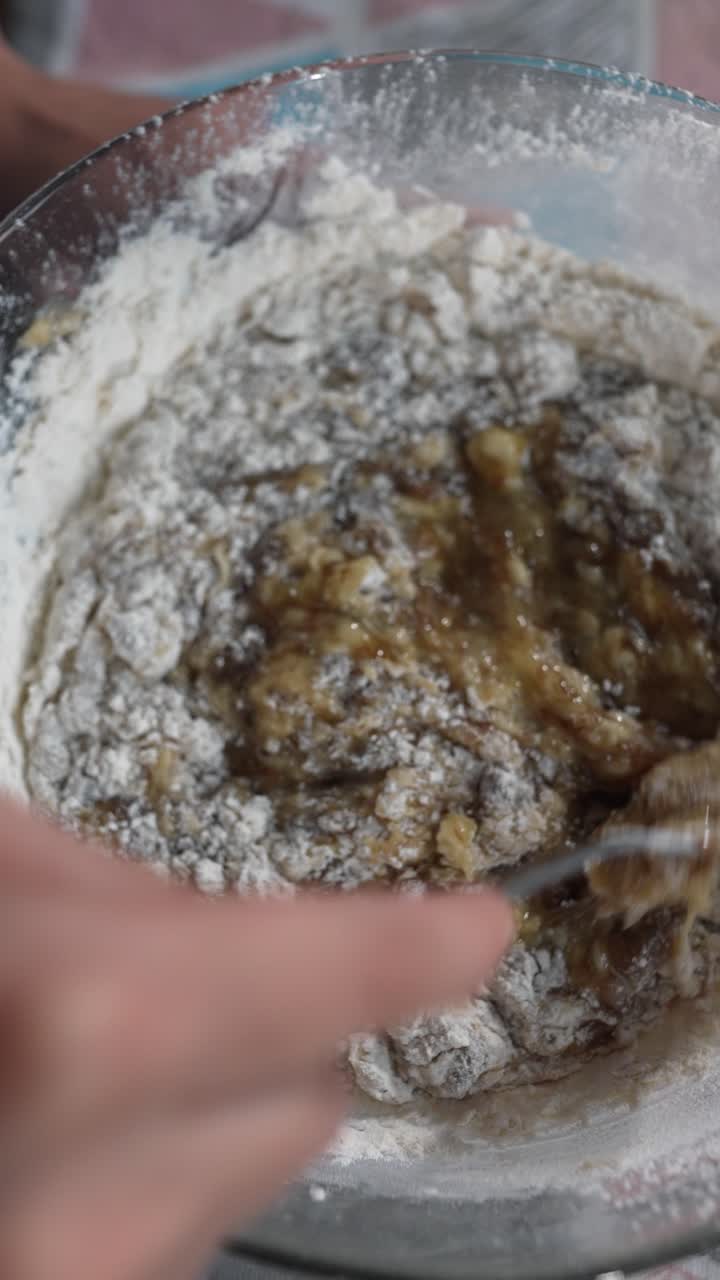 케이크 또는 쿠키 반죽을 는 것