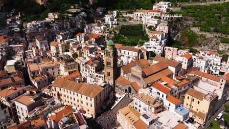 Vista-Aérea-A-Vista-De-Pájaro-Sobre-La-Catedral-De-Amalfi-En-El-Principal-Destino-Turístico-Italiano