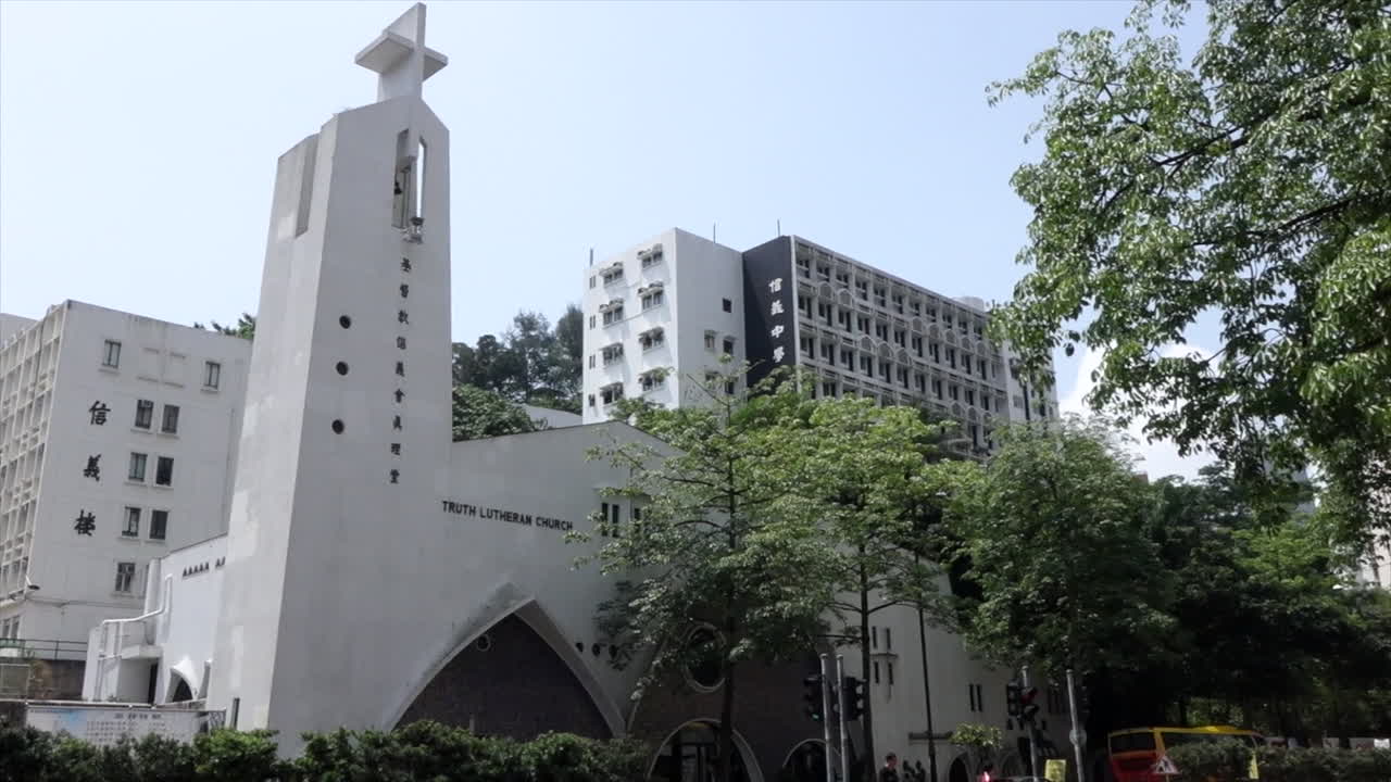 앞 에 나무 가 있는 도시 에 있는 하루 외부 교회