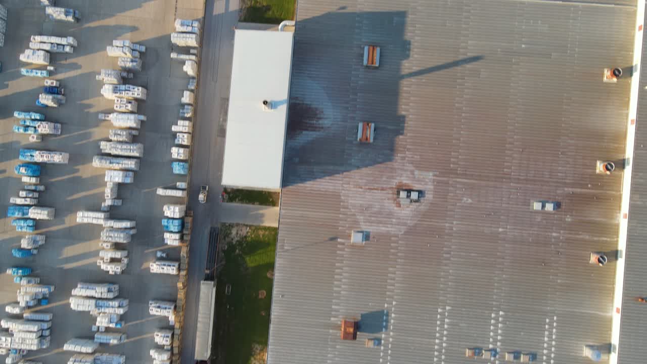 imágenes aéreas de drones de 4k sobrevolando la producción de mosaicos en una fábrica en los estados unidos