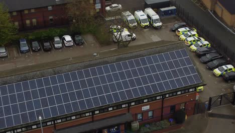 Stadtpolizeistation-Mit-Solarpanel-Auf-Dem-Dach-Für-Erneuerbare-Energien-In-Widnes,-Cheshire,-Stadtbild,-Luftaufnahme