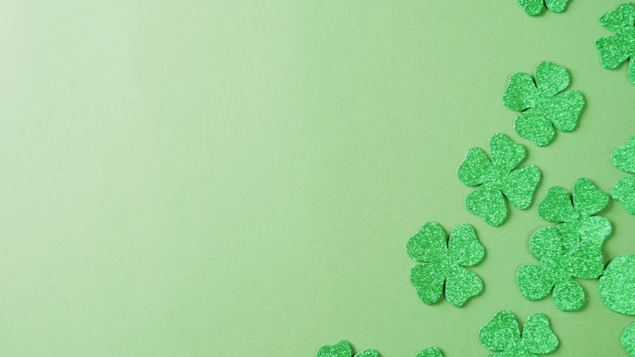 video de las hojas de trébol verde de san patricio con espacio de copia en fondo verde