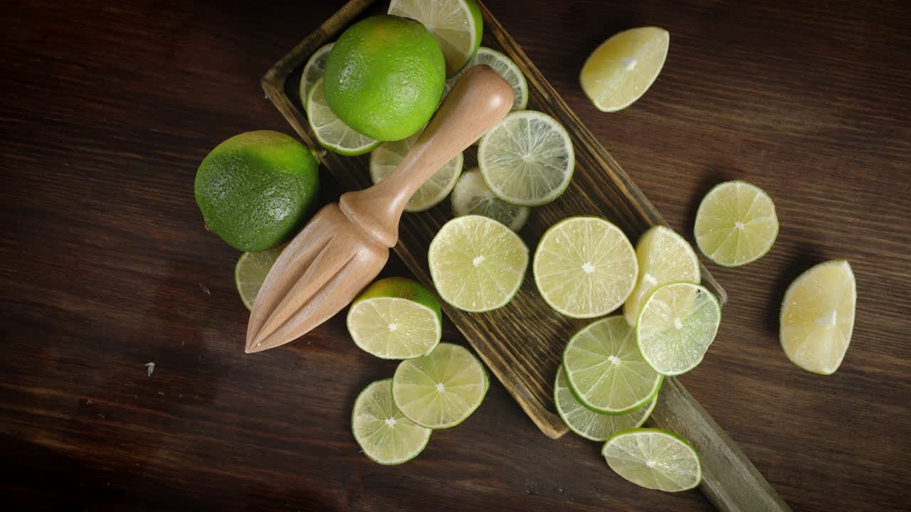 절단판에 라임의 둥근 조각을 어주셔서 천천히 회전시켜주세요.